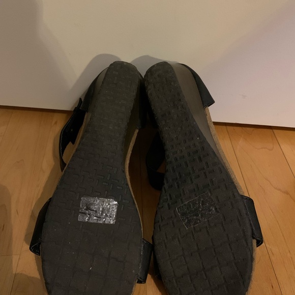 Bucco, Black, Sandor w/ Ankle Strap, Zipper Back, 1 inch Wedge, 7.5 - Picture 6 of 6